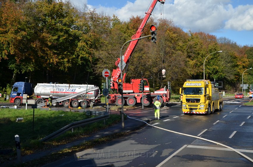 VU Tanklastzug umgestuerzt Huerth Industriestr P439.JPG